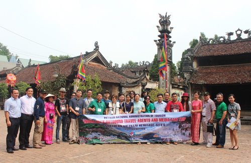 Đoàn chụp ảnh lưu niệm cùng đại diện lãnh đạo Sở VHTTDL Phú Thọ tại đình Hùng Lô